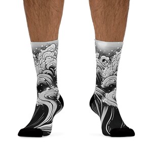 Ocean Waves Swirling Socken - Reiten Sie die Welle des Stils mit diesen umweltfreundlichen Schönheiten Bild 3