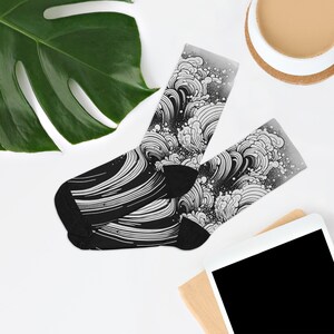 Ocean Waves Swirling Socken - Reiten Sie die Welle des Stils mit diesen umweltfreundlichen Schönheiten Bild 7