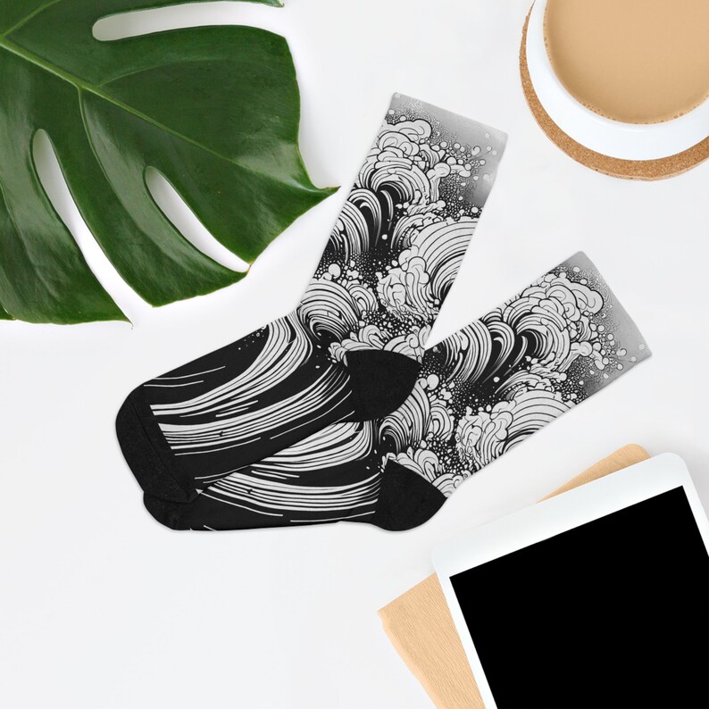 Ocean Waves Swirling Socken - Reiten Sie die Welle des Stils mit diesen umweltfreundlichen Schönheiten Bild 7
