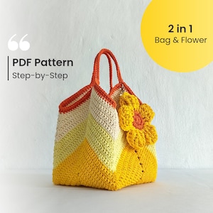 以下が含まれることがあります： 黄色、クリーム色、オレンジ色のクロシェのトートバッグと、それに合わせたクロシェの花。バッグは2 in 1のデザインで、バッグと花がセットになっています。画像の左側に「PDF Pattern Step-by-Step」というテキストがあります。画像の右側に「2 in 1 Bag & Flower」というテキストがあります。
