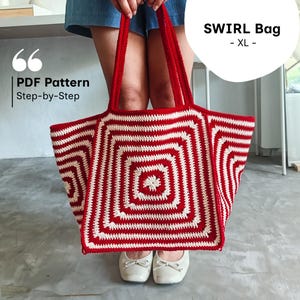 Könnte beinhalten: Eine rot-weiß gehäkelte XL Swirl Bag mit quadratischem Muster. Die Tasche hat rote Henkel und der Text "PDF Pattern Step-by-Step" befindet sich auf der linken Seite. Die Tasche wird von einer Person getragen, die einen Jeansrock und weiße Schuhe trägt.