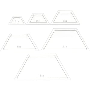 Op de afbeelding: Een set van zes transparante acryl quilt sjablonen in verschillende maten, variërend van 2,5 cm tot 15 cm. Elke sjabloon heeft een trapeziumvorm met gemarkeerde hoeken voor nauwkeurig snijden.
