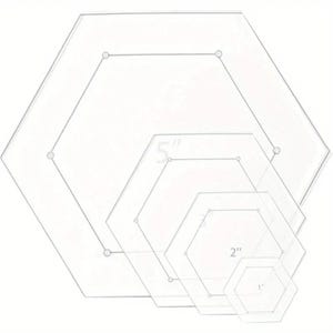 Könnte beinhalten: Ein Set aus vier ineinander verschachtelten, transparenten Acryl-Sechseckschablonen. Jede Schablone zeigt eine hexagonale Kontur mit kleinen kreisförmigen Markierungen an jeder Ecke. Die Schablonen sind mit den Größen 5, 3, 2 und 1 Zoll beschriftet.
