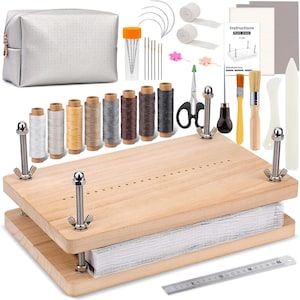 Puede incluir: Un kit completo de encuadernación con una prensa de madera, carretes de hilo, agujas, tijeras, pinceles y una bolsa de cosméticos plateada. El kit incluye una regla, instrucciones y otras herramientas.