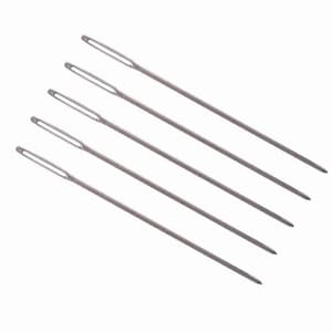 Puede incluir: Un conjunto de cinco agujas de coser plateadas dispuestas en diagonal sobre un fondo blanco. Cada aguja tiene un cuerpo largo y delgado con un ojo visible para enhebrar. Las agujas están espaciadas uniformemente y parecen nuevas.