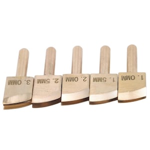 Puede incluir: Cinco puntas de pirograbado de diferentes tamaños, cada una con una punta redondeada y un mango. Las puntas están etiquetadas con su tamaño en milímetros: 1,0 mm, 1,5 mm, 2,0 mm, 2,5 mm y 3,0 mm.