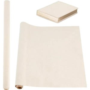 Può includere: Una collezione di forniture per l'artigianato color crema, tra cui un rotolo di carta, un foglio di carta piatto e un piccolo libro. La carta sembra avere una superficie strutturata e il libro ha una copertina chiara.