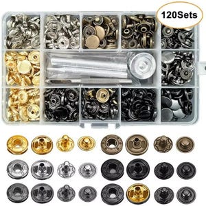Könnte beinhalten: Ein klarer Kunststoff-Organizer gefüllt mit verschiedenen Metall-Druckknöpfen in Silber-, Gold- und Schwarz-Ausführungen. Das Set enthält Werkzeuge zur Installation und ist mit "120 Sets" beschriftet.