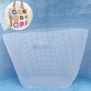 Puede incluir: Un juego de tres tazas de cerámica con un esmalte moteado de color crema. Cada taza presenta un diseño pintado a mano diferente: una hoja azul y verde, una flor amarilla y naranja y una baya roja y rosa. Las tazas tienen una forma simple y redondeada.