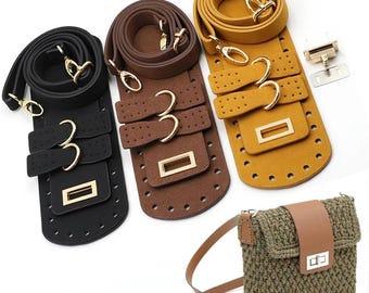 Op de afbeelding: Drie sets handtassenriemen in zwart, bruin en mosterdgeel, elk met goudkleurige hardware. De sets bevatten een lange riem, een basis met meerdere gaten en een rechthoekige gesp. Een kleine, gehaakte groene tas met een bruine flap en riem is ook afgebeeld.