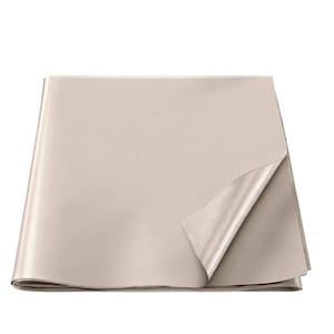 Könnte beinhalten: Ein gefaltetes Blatt hellbeige Papier, mit einer hochgeklappten Ecke, das einen helleren, metallischen Glanz auf der Unterseite zeigt. Das Papier scheint glatt zu sein und hat möglicherweise einen leichten Glanz, was auf ein hochwertiges Material hindeutet.