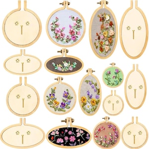 Puede incluir: Una colección de bastidores de bordado de madera de varias formas y tamaños, algunos con bordados florales coloridos. Los bastidores son redondos, ovalados y oblongos, con un acabado de madera natural. Los diseños bordados presentan flores rosas, moradas y amarillas.