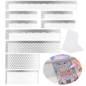 Puede incluir: Conjunto de nueve reglas de pintura de diamantes de acero inoxidable con diferentes patrones de cuadrícula y tres herramientas de pintura de diamantes de plástico. Las reglas se utilizan para ayudar a alinear los diamantes durante la pintura.