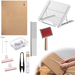 Puede incluir: Una colección de herramientas de artesanía y costura, que incluye una esterilla de corte, un soporte de malla metálica, una carda de lana, alfileres, pinzas, tijeras y una cinta métrica. Los artículos están dispuestos sobre un fondo blanco.