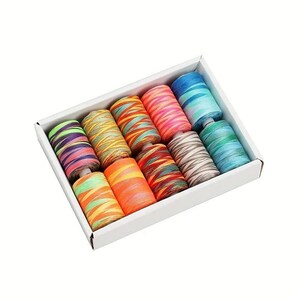 Pode incluir: Uma caixa retangular branca contendo doze carretéis de linha de costura multicolorida. Cada carretel apresenta uma mistura única de cores vibrantes, incluindo tons de rosa, laranja, amarelo, verde, azul e cinza, dispostos em grade.