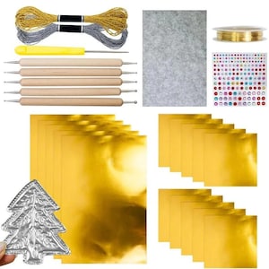 Può includere: Una collezione di materiali per l'artigianato tra cui filo dorato e argentato, uno stilo giallo, strumenti per puntinismo in legno, fogli di lamina d'oro, un ornamento a forma di albero di Natale argentato, un foglio di feltro grigio, una bobina di filo d'oro e adesivi con strass colorati.