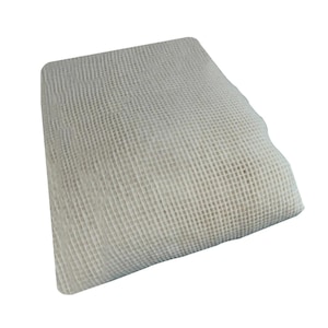 Peut inclure: Compresse de gaze carrée, blanc cassé, avec un motif texturé en forme de grille. Le tampon est légèrement plié, créant une apparence douce et arrondie. Le matériau semble stérile et absorbant, adapté à un usage médical.