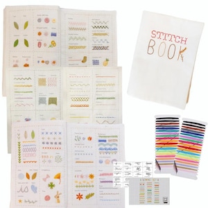 Peut inclure: Un livre de couture ouvert avec des exemples de points de broderie, une couverture blanche avec "STITCH BOOK" brodé en rouge et marron, et deux bobines de fil coloré. Un petit schéma de kit de couture est également inclus.