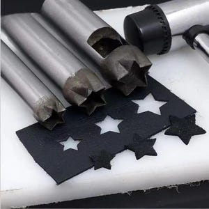 Könnte beinhalten: Satz mit vier sternförmigen Lederlochstempeln mit einem Metallhammer. Die Stempel sind aus Metall und haben eine silberne Oberfläche. Der Hammer ist schwarz und hat einen strukturierten Griff.