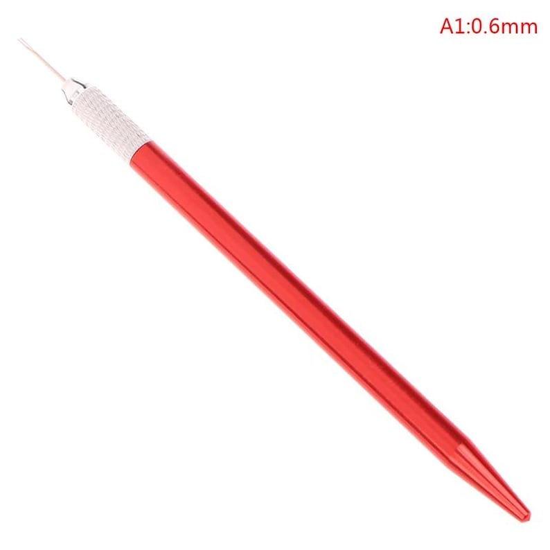 K&ouml;nnte beinhalten: Ein rotes Metallwerkzeug mit einer spitzen Spitze und einem silbernen Griff. Das Werkzeug ist mit "A1:0.6mm" gekennzeichnet.