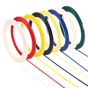 Puede incluir: Una colección de rollos de cinta de enmascarar de colores, incluyendo blanco, rojo, amarillo, negro, azul y verde. La cinta está dispuesta en una línea diagonal, con los extremos de la cinta extendiéndose hacia abajo.