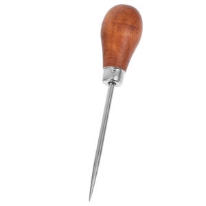Puede incluir: Una lezna de marroquinería con un mango de madera pulida y un vástago metálico largo y puntiagudo. El mango es de color marrón cálido y el vástago metálico es plateado. Esta herramienta se utiliza para perforar cuero y otros materiales.