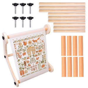 Può includere: Un telaio da ricamo in legno con un disegno a punto croce completo raffigurante una casa, zucche e una volpe. Include tasselli in legno, manopole di tensione e strisce di tessuto. Il disegno a punto croce è nei toni dell'arancione, verde e marrone.