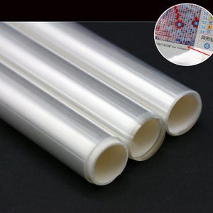 Puede incluir: Tres tubos de plástico transparente con bordes blancos. Los tubos están enrollados y apilados uno encima del otro.