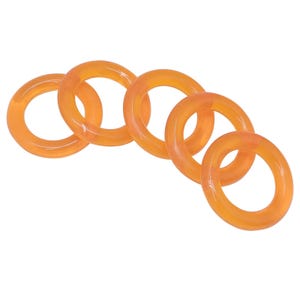 Pode incluir: Cinco anéis laranja translúcidos dispostos diagonalmente sobre um fundo branco. Os anéis são uniformemente espaçados e parecem ser feitos de um material liso e brilhante. A cor é um laranja vibrante e quente.