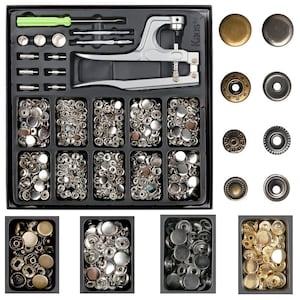 Puede incluir: Un kit completo de cierres de presión con una herramienta de prensa manual de metal plateado, varios tamaños de broches plateados y dorados, y pequeñas herramientas. El kit está organizado en una bandeja negra con múltiples compartimentos.