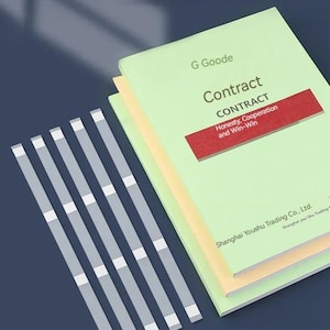 Op de afbeelding: Een stapel lichtgroene en gele papieren documenten met het woord "Contract" in grote, vette letters. De tekst "Honesty, Cooperation and Win-Win" staat op een rode rechthoek. Er liggen verschillende grijze en witte stroken links.