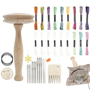 Op de afbeelding: Een houten weefset met kleurrijk borduurgaren, naalden, een houten kam en een houten spil met een ronde bovenkant. De set bevat ook een kleine plastic buis, een klein oranje plastic stukje en een klein geel bloemetje.
