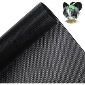 Può includere: Un rotolo di vinile nero perforato. Il materiale è arrotolato strettamente, rivelando un motivo di piccoli fori distanziati uniformemente. La superficie è opaca e il materiale appare flessibile. Una maschera di pelliccia è sullo sfondo.