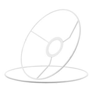 Puede incluir: Un armazón de pantalla de lámpara de metal blanco, con una base circular y una estructura de soporte con un anillo central. El marco está hecho de varillas de metal finas y curvas, creando un diseño abierto. El armazón está diseñado para sostener una pantalla de tela o papel.