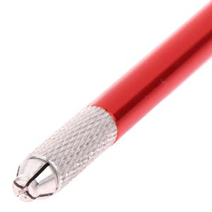 K&ouml;nnte beinhalten: Ein rotes und silbernes Werkzeug aus Metall mit einer spitzen Spitze und einem strukturierten Griff. Das Werkzeug dient zum Anspitzen von Bleistiften.