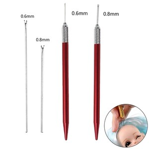 K&ouml;nnte beinhalten: Satz mit vier roten und silbernen Werkzeugen zum Stylen von Puppenhaaren. Die Werkzeuge sind mit 0,6 mm und 0,8 mm gekennzeichnet.
