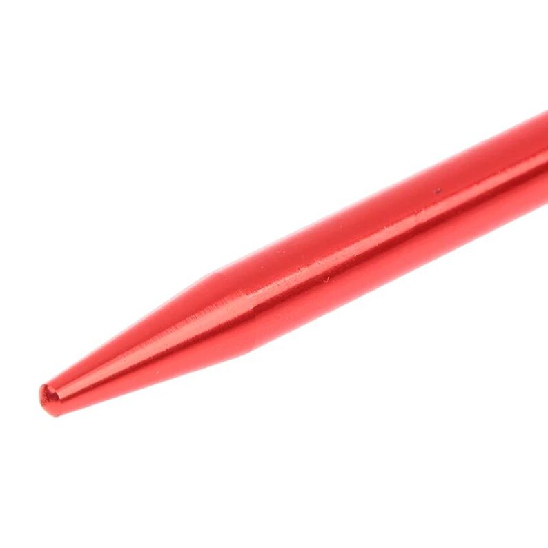 K&ouml;nnte beinhalten: Ein roter Reifenhebel aus Metall. Das Werkzeug ist spitz und hat eine glatte, gl&auml;nzende Oberfl&auml;che.