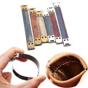 Puede incluir: Una colección de tiras de marco de bolso de metal en varios colores, incluyendo bronce, plata y cobre. Una tira se sostiene en una mano, y un primer plano muestra el interior de un pequeño bolso redondo con costuras.