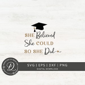 Pode incluir: Um chapéu de formatura preto com um pequeno coração no topo. O texto "SHE Believed She COULD SO SHE Did" está escrito em marrom abaixo do chapéu. O texto "SVG | EPS | DXF | PNG DIGITAL DOWNLOAD" está escrito em preto abaixo do texto.