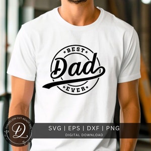 Puede incluir: Una camiseta blanca con un diseño circular negro que dice "Best Dad Ever" en una fuente retro.