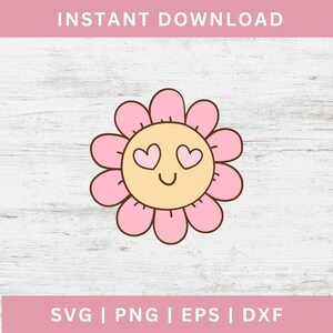 Peut inclure: Graphique de fleur rose et jaune avec des yeux en forme de cœur et une bouche souriante. La fleur a un contour marron et est posée sur un fond blanc à effet bois. Le texte "INSTANT DOWNLOAD" est en haut et "SVG | PNG | EPS | DXF" en bas.
