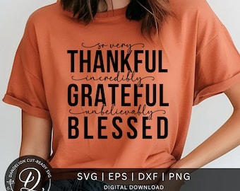 Puede incluir: Una descarga digital de un diseño gráfico con el texto "so very THANKFUL incredibly GRATEFUL unbelievably BLESSED" en texto negro sobre un fondo naranja.