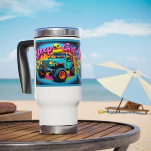 Levendige reismok met jeep-thema, perfect voor liefhebbers van avontuur, koffie voor onderweg, cadeaus voor jeepliefhebbers, helder Wanderlust-ontwerp, [...]
