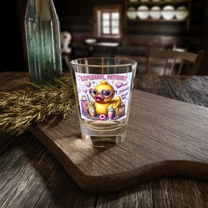 かわいいアヒルをテーマにしたショットグラス。パーティーやお祝いの面白いギフト。ユニークなバーウェア。風変わりなホームデコレーション。楽しいコレクションアイテム。ブライダルギフト。