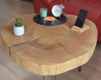 Solid oak slice coffee table on hairpin legs, Couchtisch aus massiver Eiche auf Haarnadelbeinen, Table basse en tranche de chêne massif