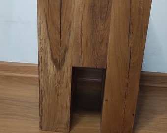 Oiled stool with straight legs in rustic style made of solid oak, Geölter Hocker mit geraden Beinen im rustikalen Stil aus massiver Eiche