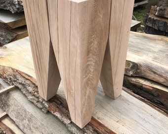 Stool with slanted legs in rustic style made of solid oak, Hocker mit schrägen Beinen im rustikalen Stil aus massiver Eiche