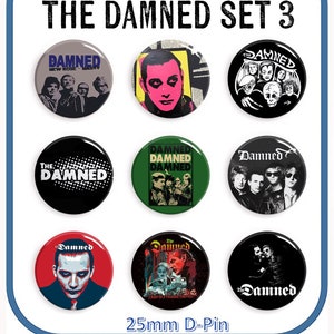 Op de afbeelding: Negen 25 mm button badges met verschillende afbeeldingen van de punkrockband The Damned. De badges tonen zwart-wit, kleur en groen-witte afbeeldingen van de bandleden en bandlogo's. De tekst op de badges omvat "The Damned", "Damned" en "New Rose."