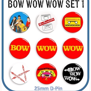 Puede incluir: Conjunto de nueve insignias D-Pin de 25 mm con la banda Bow Wow Wow. Las insignias presentan una variedad de diseños, que incluyen una foto de la banda, una cinta de casete y el nombre de la banda en diferentes estilos.