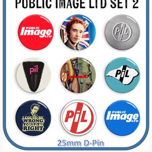 Puede incluir: Conjunto de nueve botones de solapa de 25 mm de diámetro con imágenes y texto relacionados con la banda Public Image Ltd. Los botones presentan un logotipo rojo y blanco, un logotipo blanco y negro, un logotipo azul y blanco, una imagen en blanco y negro de una persona, una imagen en blanco y negro de un perro, una imagen en azul y blanco de un mapa, un logotipo rojo y blanco, un logotipo azul y blanco y un logotipo rojo y blanco.